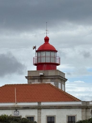 Orientierung Leuchtturm bei trübem Wetter